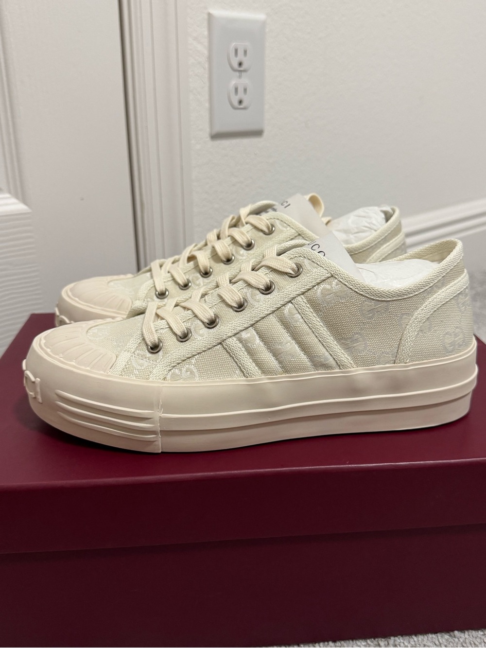 Women’s GUCCI Women Low-Top Sneakers in Cream